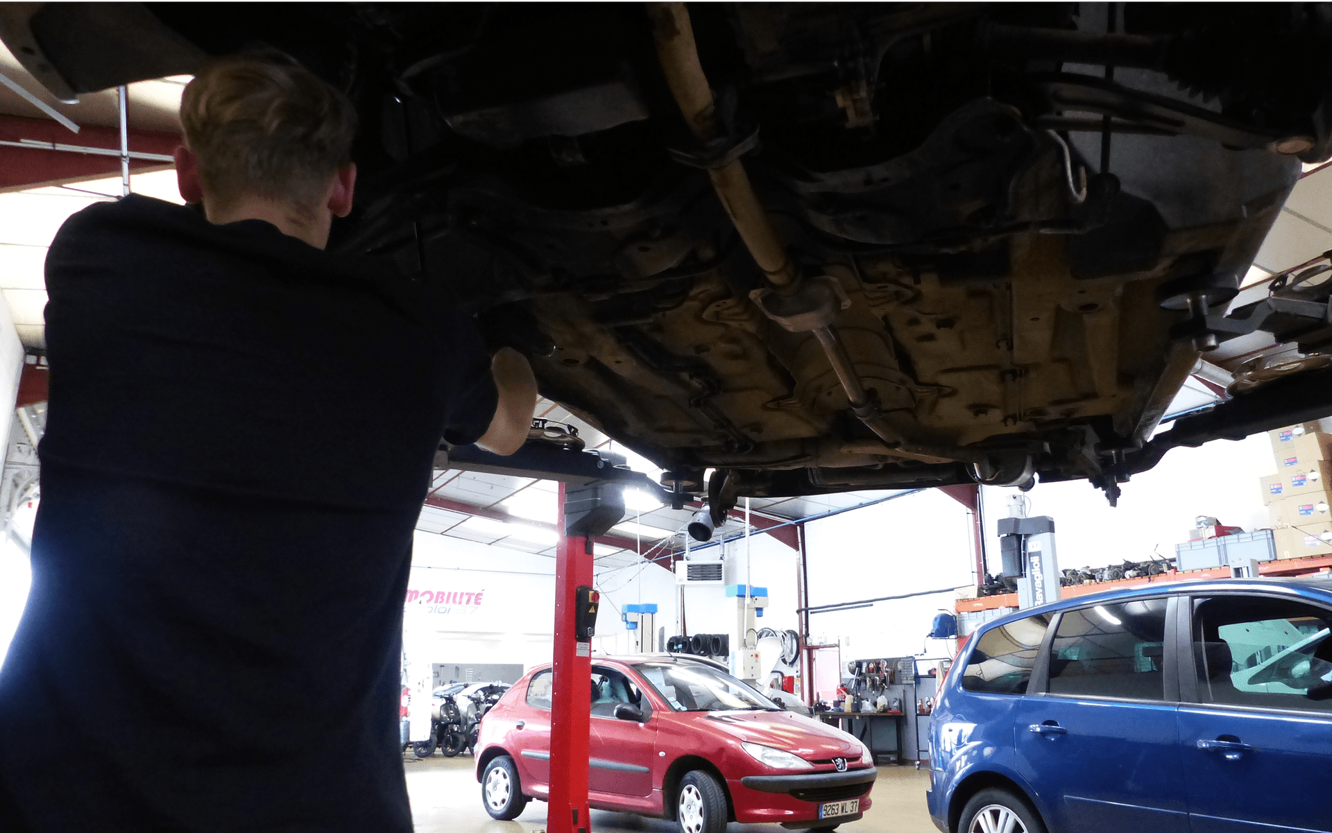 Garagiste réparant une voiture